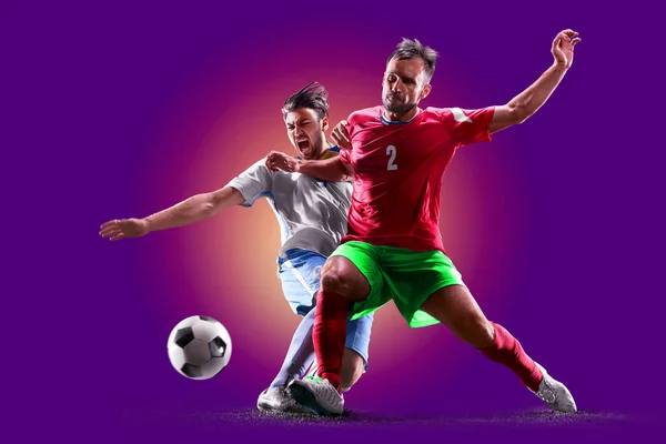 Színes professzionális focisták elszigetelt lila háttér — Stock Fotó