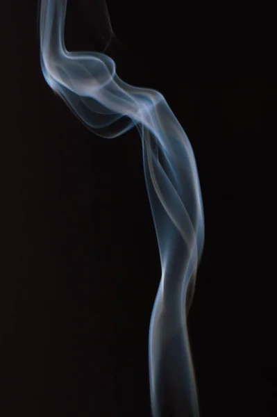 Esmer arkaplanda beyaz duman