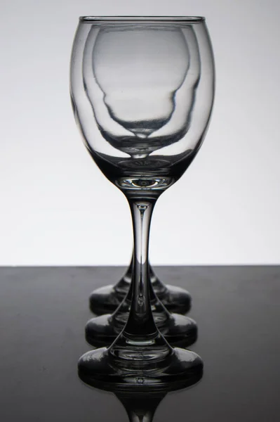 Ardarda boş şarap kadehleri.