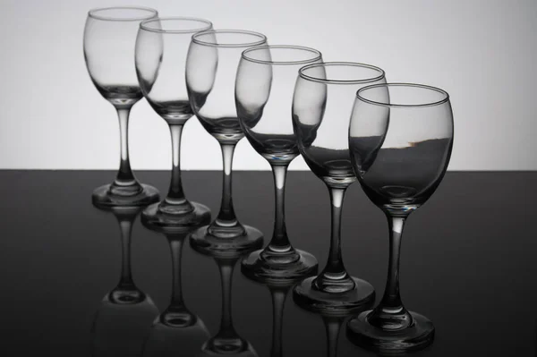 Ardarda boş şarap kadehleri.