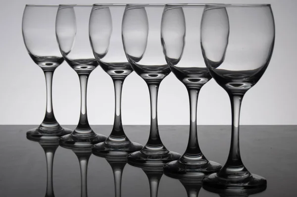 şarap kadehleri üst üste.