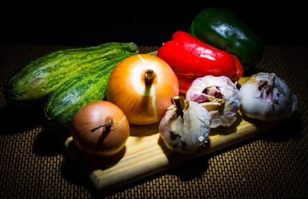 Sebzeler siyah arka planda pişirilmeye hazır..