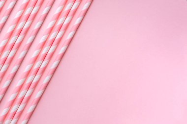 Pembe arkaplanda kağıt kamışları