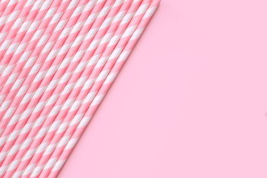 Pembe arkaplanda kağıt kamışları