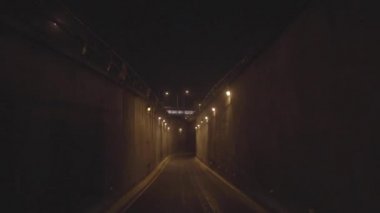 Şehirde gece geçidi
