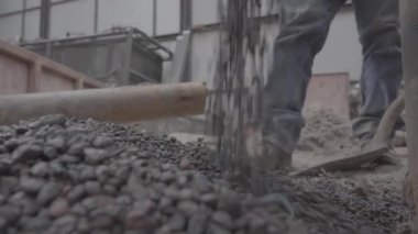 Bina yapım aşamasında, çakıl karıştırılıyor