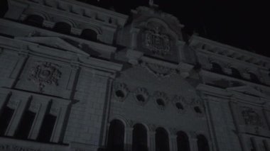Görkemli bir saray, bir gece manzarası