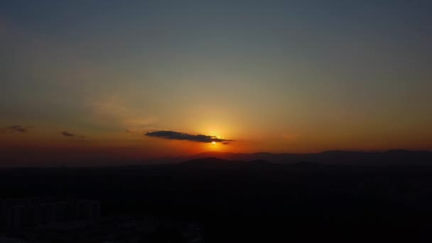 Όμορφο Ηλιοβασίλεμα Πίσω Από Βουνά — Αρχείο Βίντεο