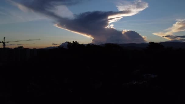 Закат Между Деревьями Заднем Плане Наблюдая Величественный Вулкан — стоковое видео
