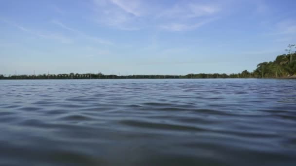 Observer le doux courant d'eau 