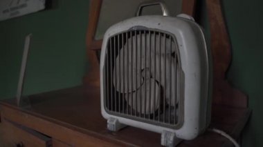 Odadaki antika vantilatör.