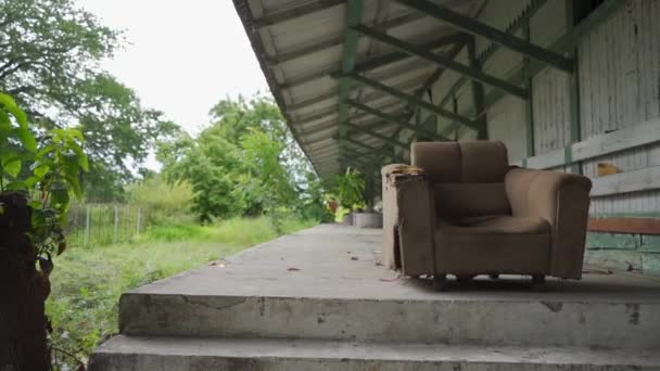 Poltrona Abandonada Memórias Fundo Uma Paisagem Verde — Vídeo de Stock