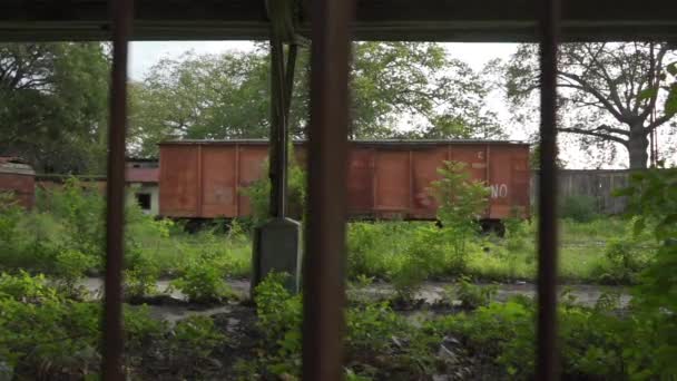 Paseo Por Una Estación Tren Abandonada — Vídeos de Stock