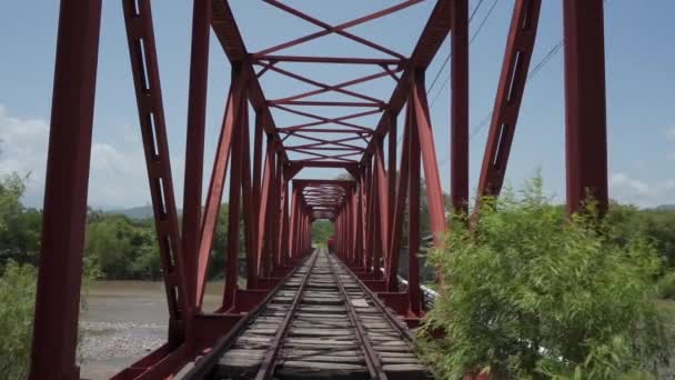 Una Mirada Través Del Puente Abandonado — Vídeos de Stock