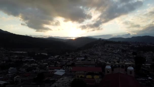 Tepelerde Güzel Bir Kasabayı Gözlemlemek Gün Batımını Seyretmek — Stok video