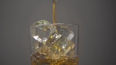 Soda bardağa döküldü.