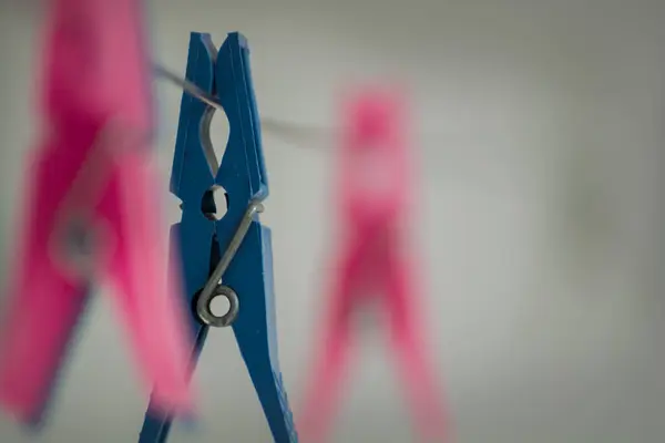 Metal bir tele asılmış renkli elbise askıları kıyafetlerin asılmasını bekliyor..