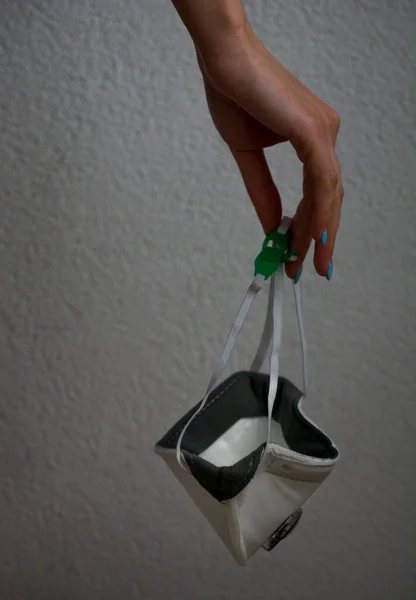 Hasta birini görürseniz diye yanınızda tıbbi maske bulundurun..