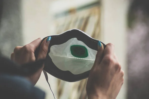 Kendini virüsten korumak için her zaman tıbbi bir maske tak..