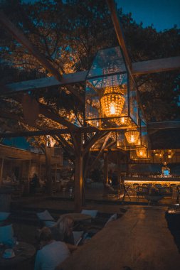 Bir gece barını süsleyen birkaç muhteşem avize..