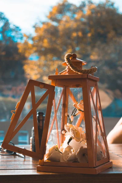 Güzel bir çiçek eski pembe bir feneri süslüyor..