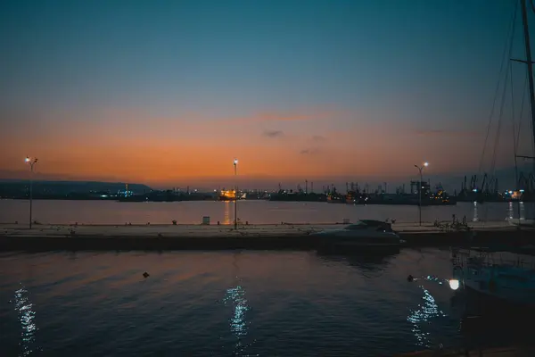 Limanda altın saatinde gün batımı suya yansıyor..