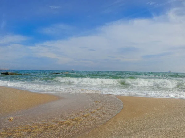 Mükemmel yaz manzarası için kristal berrak deniz dalgaları ve mavi gökyüzü.