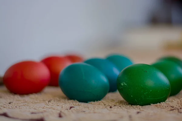 Kırmızı, mavi ve yeşil renkli paskalya yumurtaları boyalarının kurumasını bekliyor..