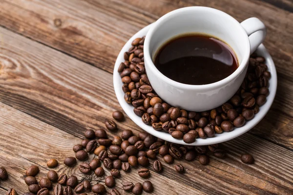 Coffee cup and coffee beans. — Stock Photo, Image