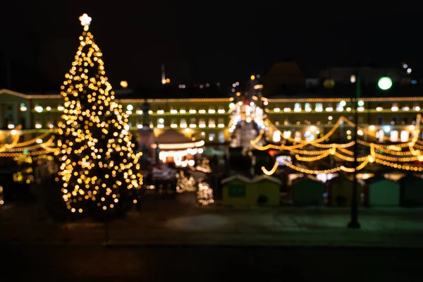 Рождественская елка с горящей гирляндой, ночной город — стоковое фото
