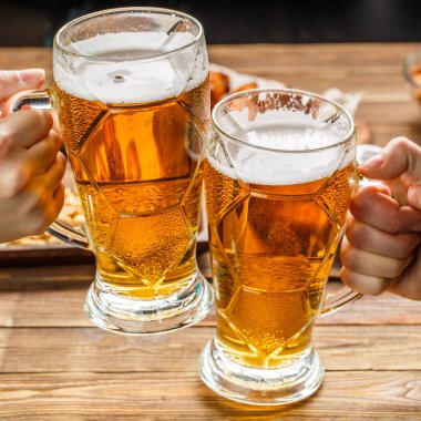 Futbol partisi için aperatifler ve bira masanın üzerinde ve futbol maçını izle..