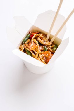 Beyaz arka planda çubuklu Çin eriştesi.