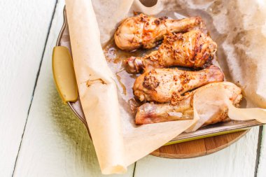 Tahta masada tavada sulu kızarmış tavuk.