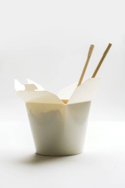 İzole edilmiş arka planda beyaz kutuda Kore eriştesi.