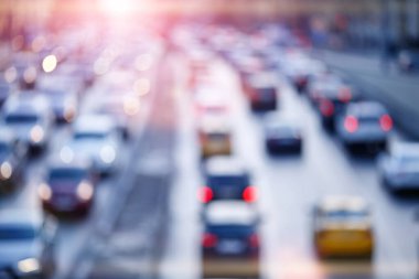 Parlak ışıkları olan yolların ve arabaların bulanık fotoğrafı