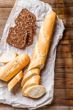 Tahta masadaki beyaz ve kahverengi ekmek