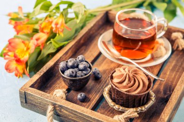 Yabanmersinli fırın resmi, ahşap tepside çay, portakal çiçekleri.