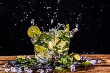 Tahta masada iki bardak mojito.