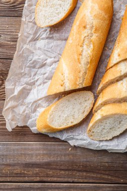 Kahverengi masa ve balmumu kağıt.