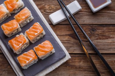 Geleneksel Japon temalı, somon balıklı leziz taze rulo.