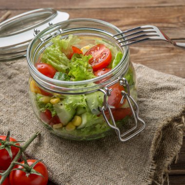 Sebze salatası güzel bir tencerede keten peçeteyle birlikte.