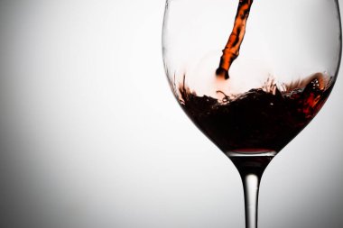 Şarap kadehini koyu kırmızı şarapla dolduruyorum. Metnin için alanı olan resmi kapat