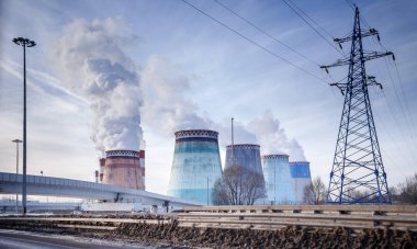 Şehirdeki boruların dumanlı, köprülü, elektrik santralli fotoğrafları