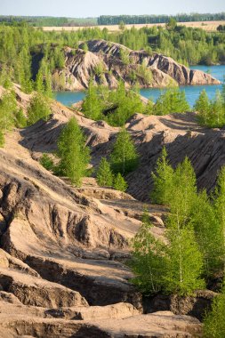 Yaz günü yeşil ağaçlı ve nehirli tepe manzarası