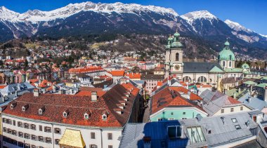 Çatıdan Innsbruck şehrinin manzarası. Avusturya