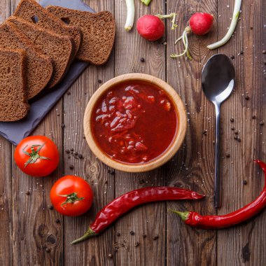 Pancar çorbası sebzeli ahşap masa üzerinde ahşap plaka. Borch, geleneksel Rus yemekleri