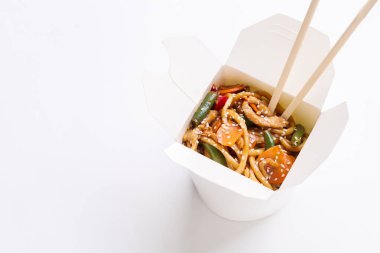 Boş arkaplanda çubuklu erişteler