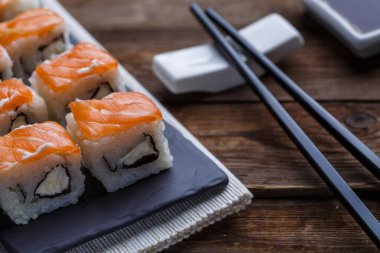 Geleneksel Japon temalı, somon balıklı leziz taze rulo.