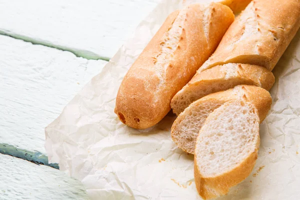 Tahta masadaki beyaz ekmek.