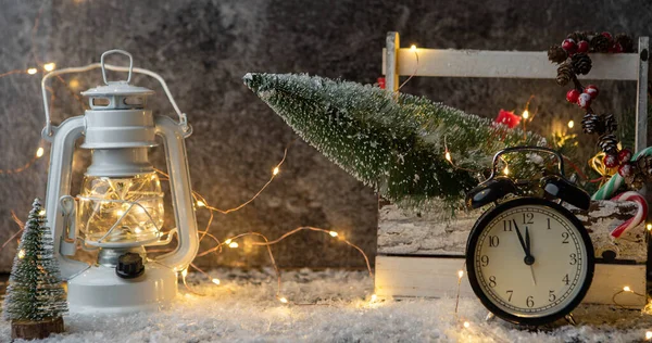 Foto Von Laterne Uhr Schachtel Mit Weihnachtsbaum Brennender Kranz Auf — Stockfoto